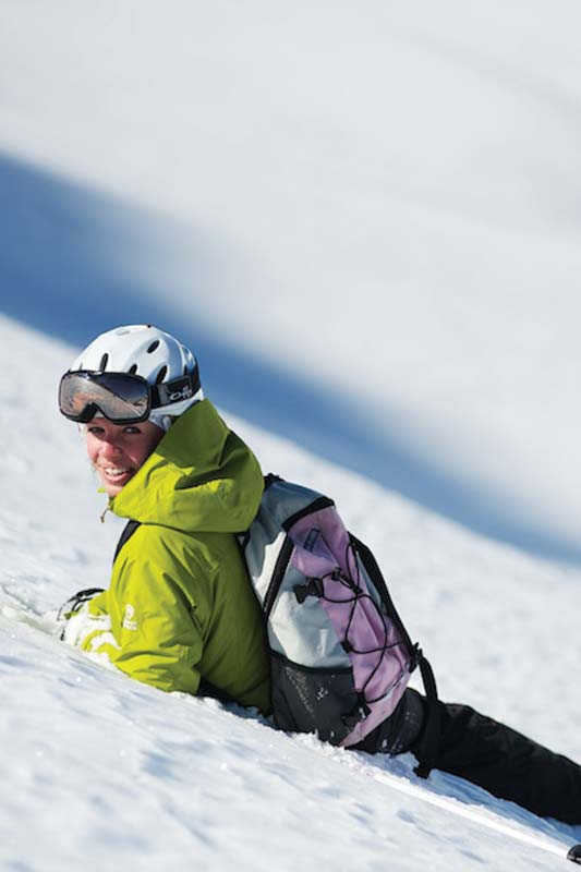 Ragazza sorridente sulla neve