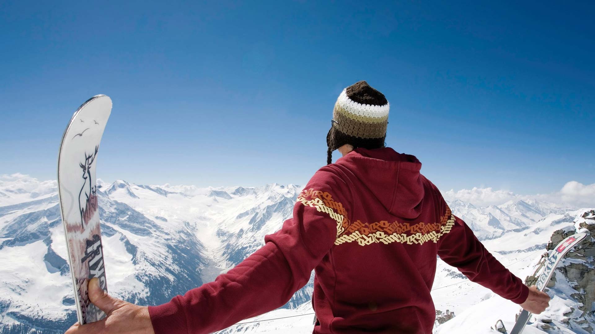 Ragazzo che guarda il panorama di Livigno con gli sci in mano